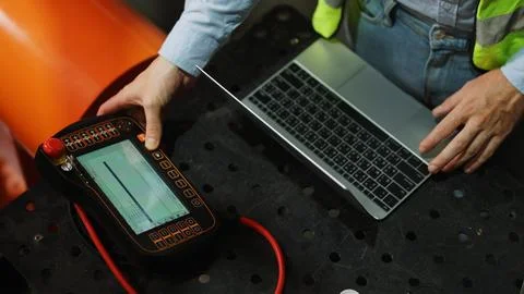 Programming robot controller, Programming robotic arms in factory industrial Foto stock