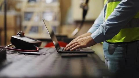 Programming robot controller, Programming robotic arms in factory industrial Foto stock