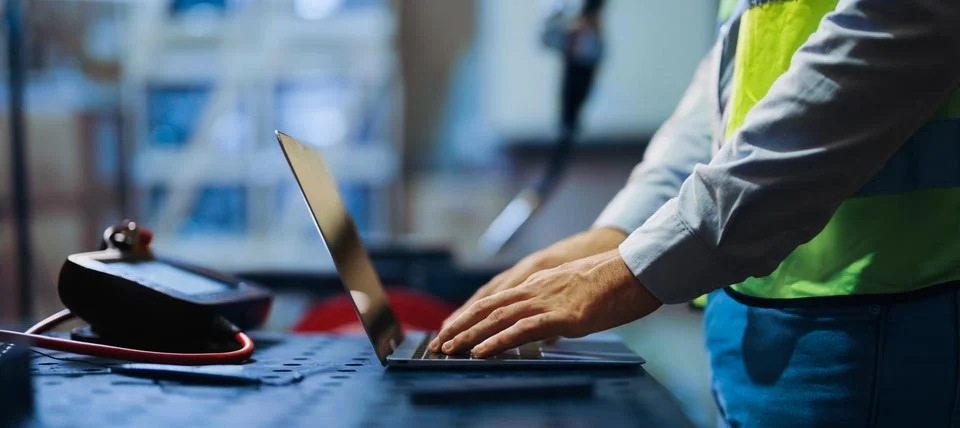 Programming robot controller, Programming robotic arms in factory industrial Foto stock