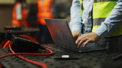 Programming robot controller, Programming robotic arms in factory industrial Foto stock