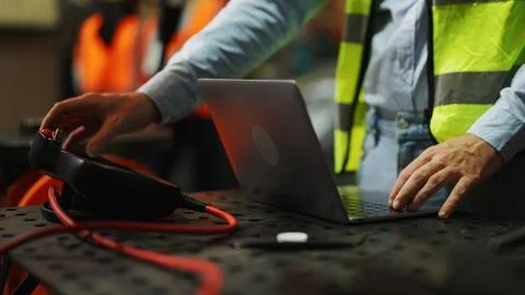Programming robot controller, Programming robotic arms in factory industrial Foto stock