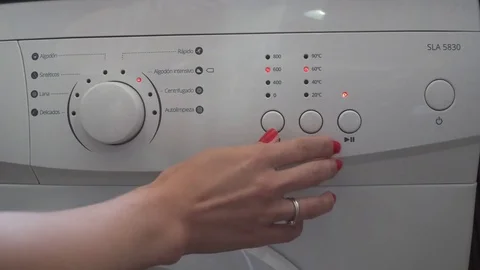 Programming a washing machine Video stock 81480533