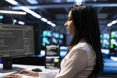 Programming, woman close up and workstation in data center Stockfoto's
