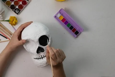 In this in-progress Dia de los Muertos skull study, a handmade plaster sculpt Foto stock