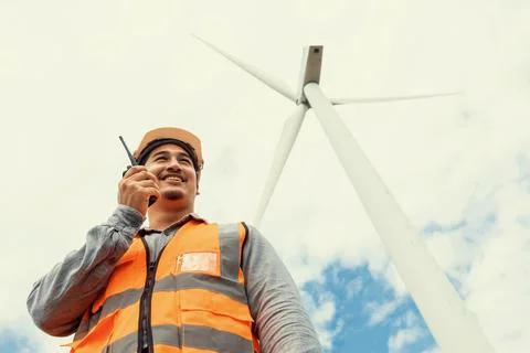 Progressive concept of engineer working in the wind farm atop of the mountain. Foto stock