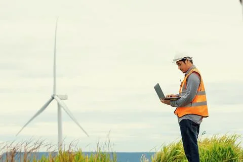Progressive concept of engineer working in the wind farm atop of the mountain. Foto stock