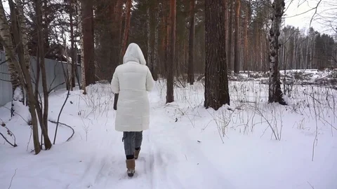 Prohodka devushki po lesu Stock Footage 100535397