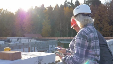 Project manager and architect discussing new estate project on construction site Video stock 316906807