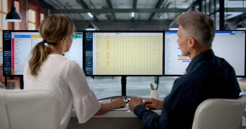 Project Manager And Staff Use Computer Screens To Review Project Progress. 库存照片