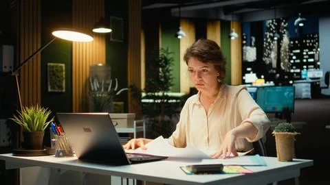 Project manager fixing targets and agenda after hours for evolution Stockfoto's