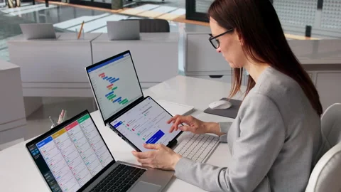 Project Manager Reviews Emails 스톡 동영상 330253651