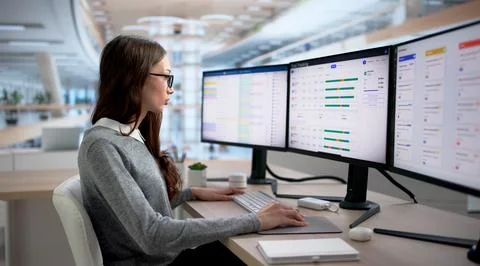Project Manager Uses Computer Software To Track Employee Work Hours Efficient 스톡 사진