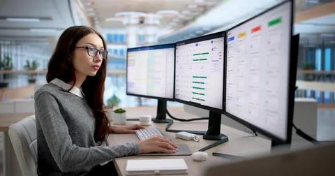 Project Manager Uses Computer To Track Employee Hours And Manage Schedule Eff Fotos de archivo