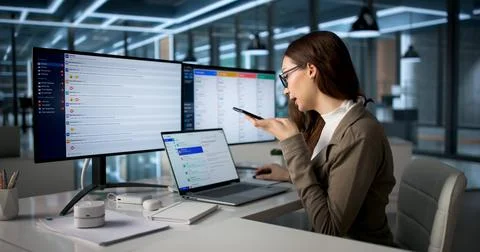 Project Manager Using Smartphone To Send Clear Voice Message During Busy Work Foto stock