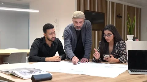 Project manager working with employees in a coworking Vídeo Stock 252123294