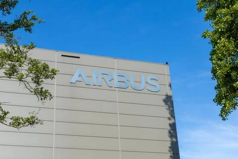 The prominent Airbus logo is displayed on the side of a building. Fotos de archivo