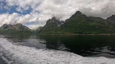 Prominent boat wake on left side passing dramatic mountain peak in Lofoten Vídeos de archivo 344753132