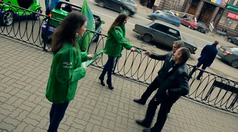 Promoters distribute leaflets Vídeo Stock 34024359