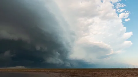 Pronounced shelf cloud moves toward our position, packing winds of 60+ MPH. Vidéo 244712880