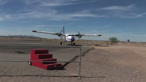 Prop Plane Landing 動画素材 18989518