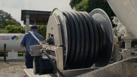 Propane hose unreeling for refuel Vídeos de archivo 94738853