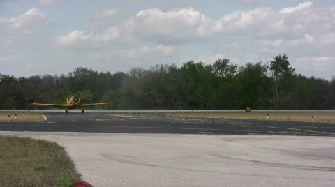 Propeller airplane approaching Stock Footage 661766