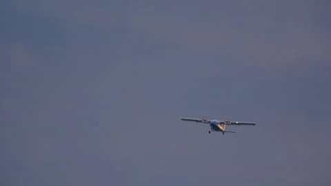 Propeller Plane Banking in a Muted Evening Sky 스톡 동영상 332464617