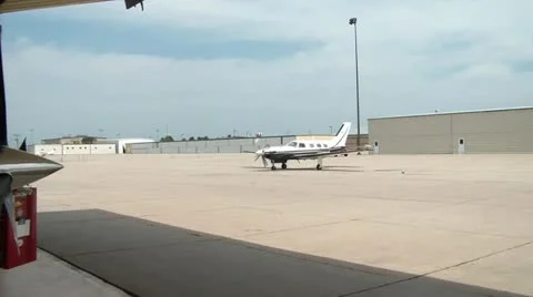 Propeller-plane-comes-to-stop Video stock 12611358