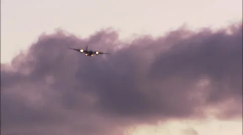 Propeller Plane Flying in Purple Sky Stockbeeldmateriaal 12761330