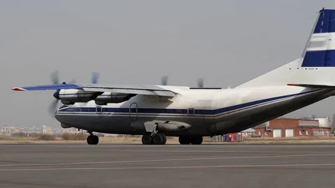 The propeller plane is gaining acceleration for take-off Stockbeeldmateriaal 74782505