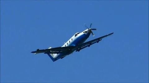 Propeller plane overhead Video stock 40366758