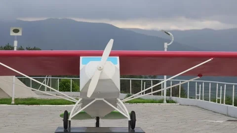 Propeller rotating on small airplane parked on viewing platform Vidéo 307866256