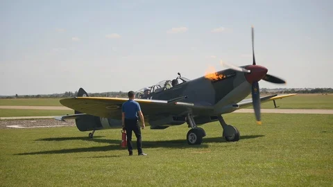 Propellers turn on a Spitfire as the engine starts 動画素材 115058328