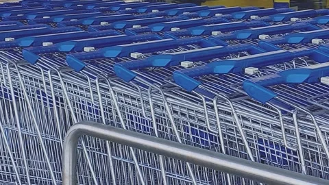 Proper storage techniques for shopping carts in retail environments for opt.. Vidéo 310715189