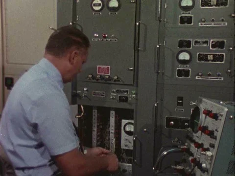 Proper use and maintenance of radar equipment (interrogators and transponders)ƒ Stockbeeldmateriaal 75282852