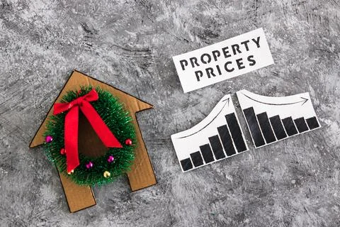 Property prices text and graph with stats going up and down next to cardboa.. Foto stock