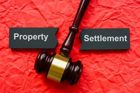 Property settlement concept. Split tablet and gavel on crumpled paper. Foto stock