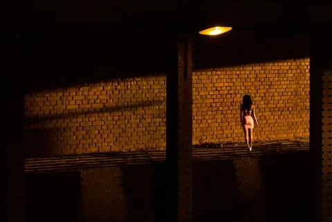 A prostitute waiting for a client in a dark part of the city, the street. Foto stock