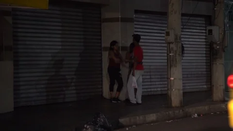 Prostitutes looking for clients at night Vidéo 107208596
