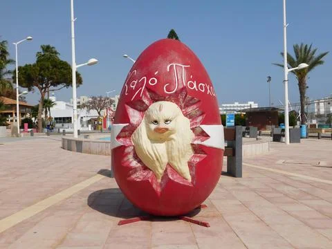Protaras, Cyprus 2021, Easter egg on the street of the city. Foto stock