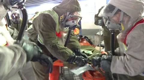 Protected doctors get ready to artificial respiration ventilation coronavirus 스톡 동영상 18183312