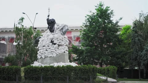 Protective Structure Around Petro Konashevych-Sahaidachny Monument in Kyiv 스톡 동영상 336278907