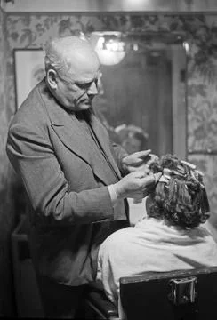 Protektorat Böhmen und Mähren Besuch bei einem Friseur in Karlsbad, 1930er. Stock Photos