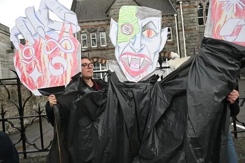 Protest against data cantres outside the International AI Summit 2026 in Dublin, Stock-Fotos