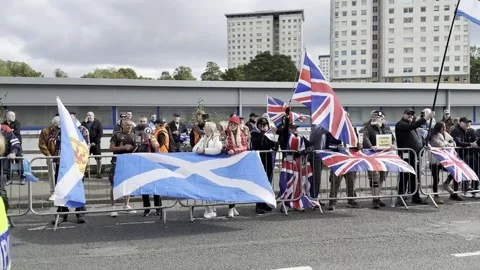 Protest and counter-protest at asylum seeker property in Falkirk Stock Footage 317499473