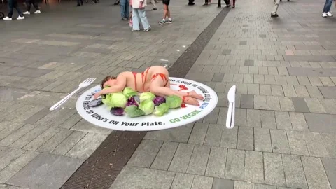 Protest in Australia uses giant plate to question meat consumption, Australia, A Vidéo 331003394