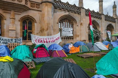 Protest Camp in Front of Historic Gothic Building in Cambridge, UK Fotos de archivo