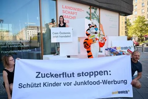  Protest gegen Kindermarketing für Ungesundes Essen Deutschland,Berlin: Vo.. Stock Photos