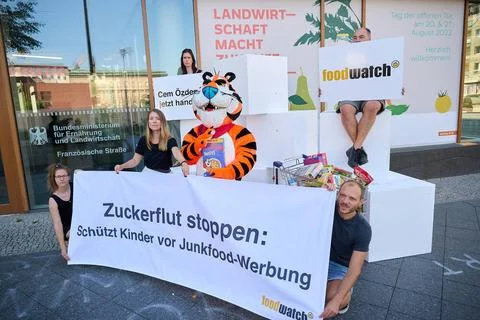  Protest gegen Kindermarketing für Ungesundes Essen Deutschland,Berlin: Vo.. Stock Photos