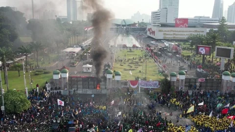 PROTEST AT INDONESIAN PARLEMENT BECAUSE SUDDENLY CHANGES OF ELECTION LAW Video stock 282574331